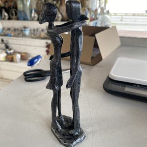 Couple qui se regarde amoureusement