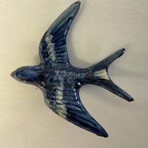 Hirondelle en céramique colorée à accrocher – Décoration murale artisanale fabriquée en France